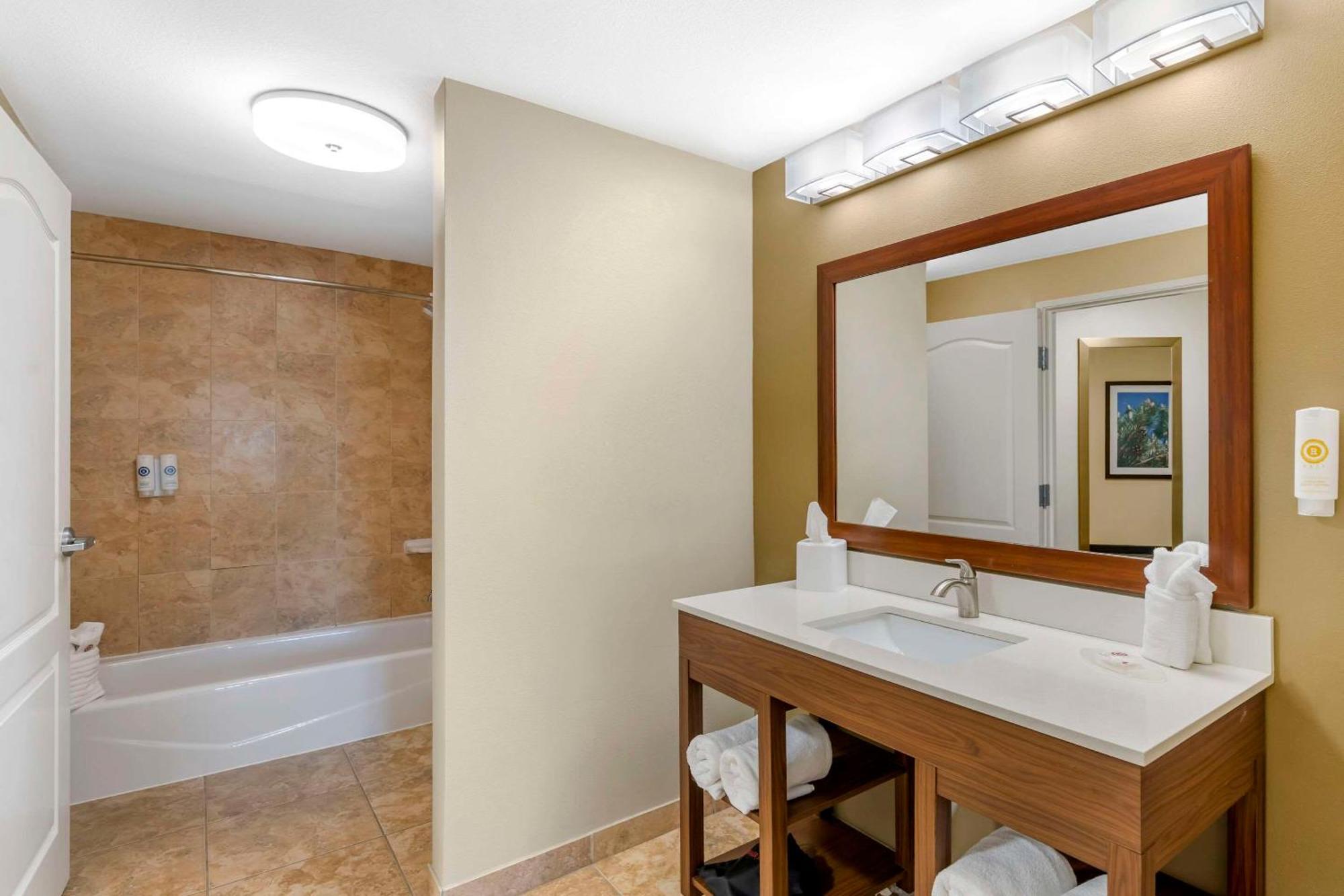 Comfort Inn & Suites Tifton Bagian luar foto